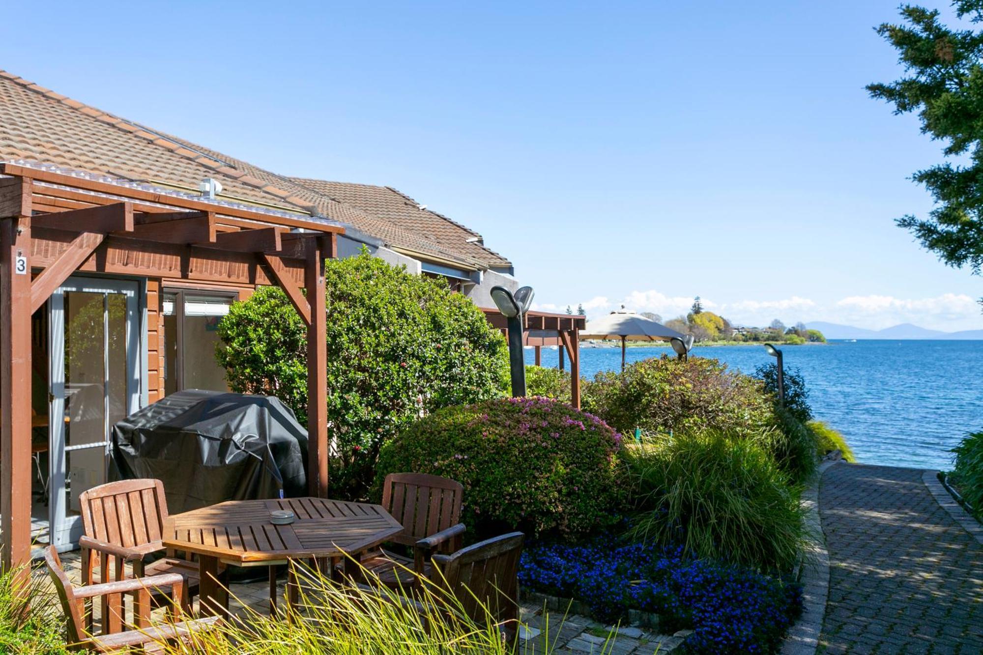 陶波 瀑布湖畔汽车旅馆汽车旅馆 外观 照片 A view of Lake Taupo from the resort