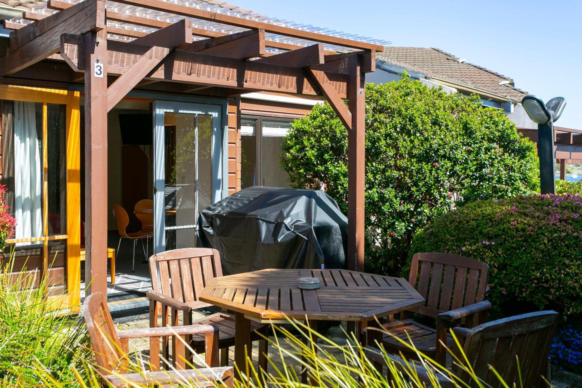 陶波 瀑布湖畔汽车旅馆汽车旅馆 外观 照片 A pergola in a garden